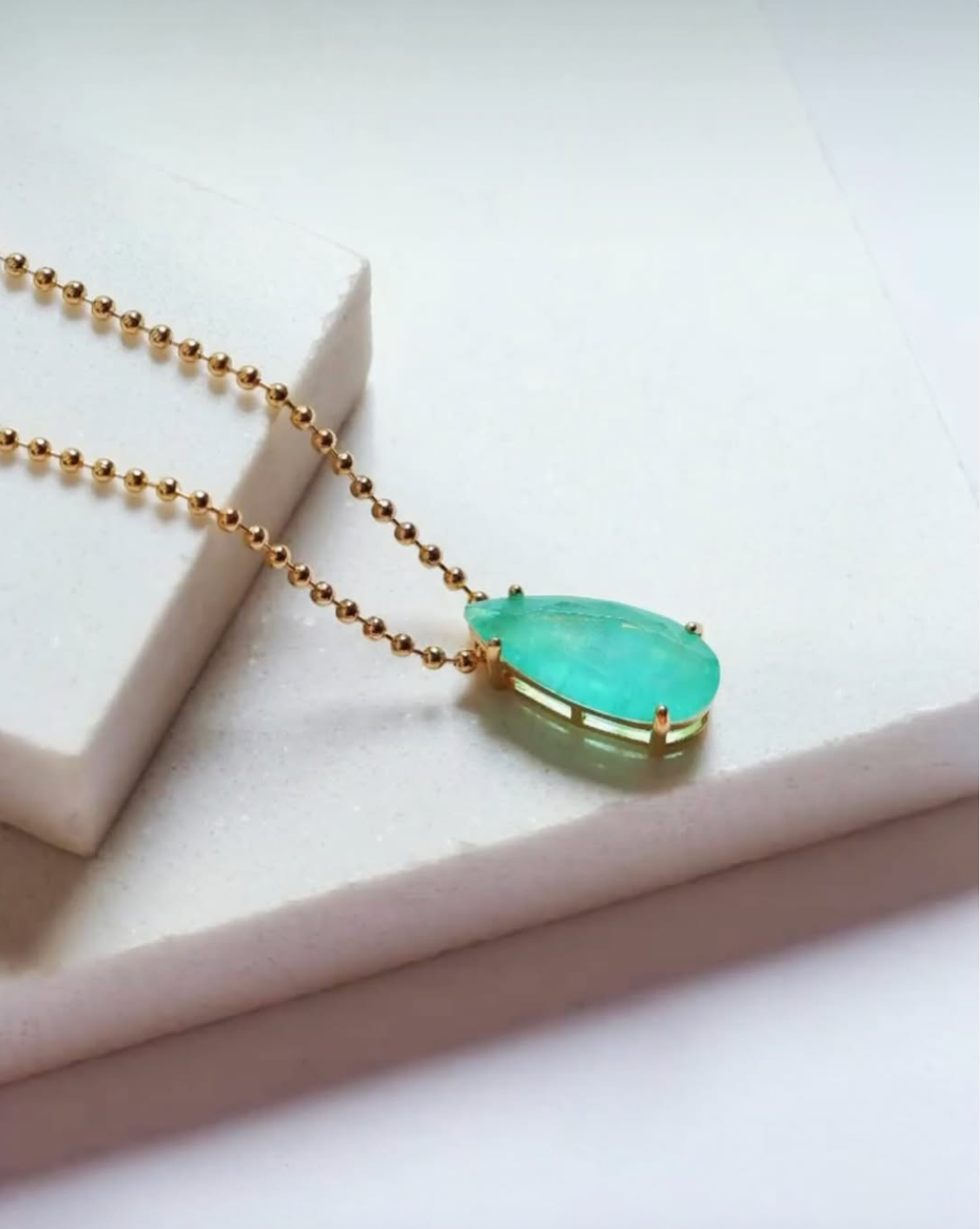 Gargantilha verde mar