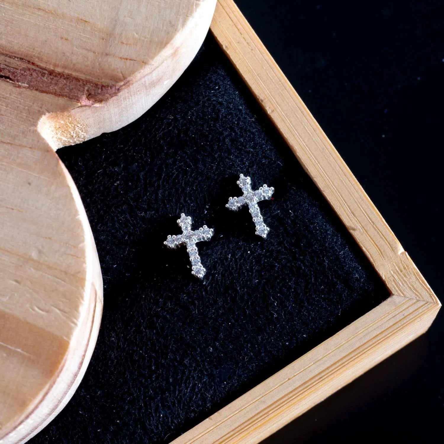 Brinco minimalista cruz