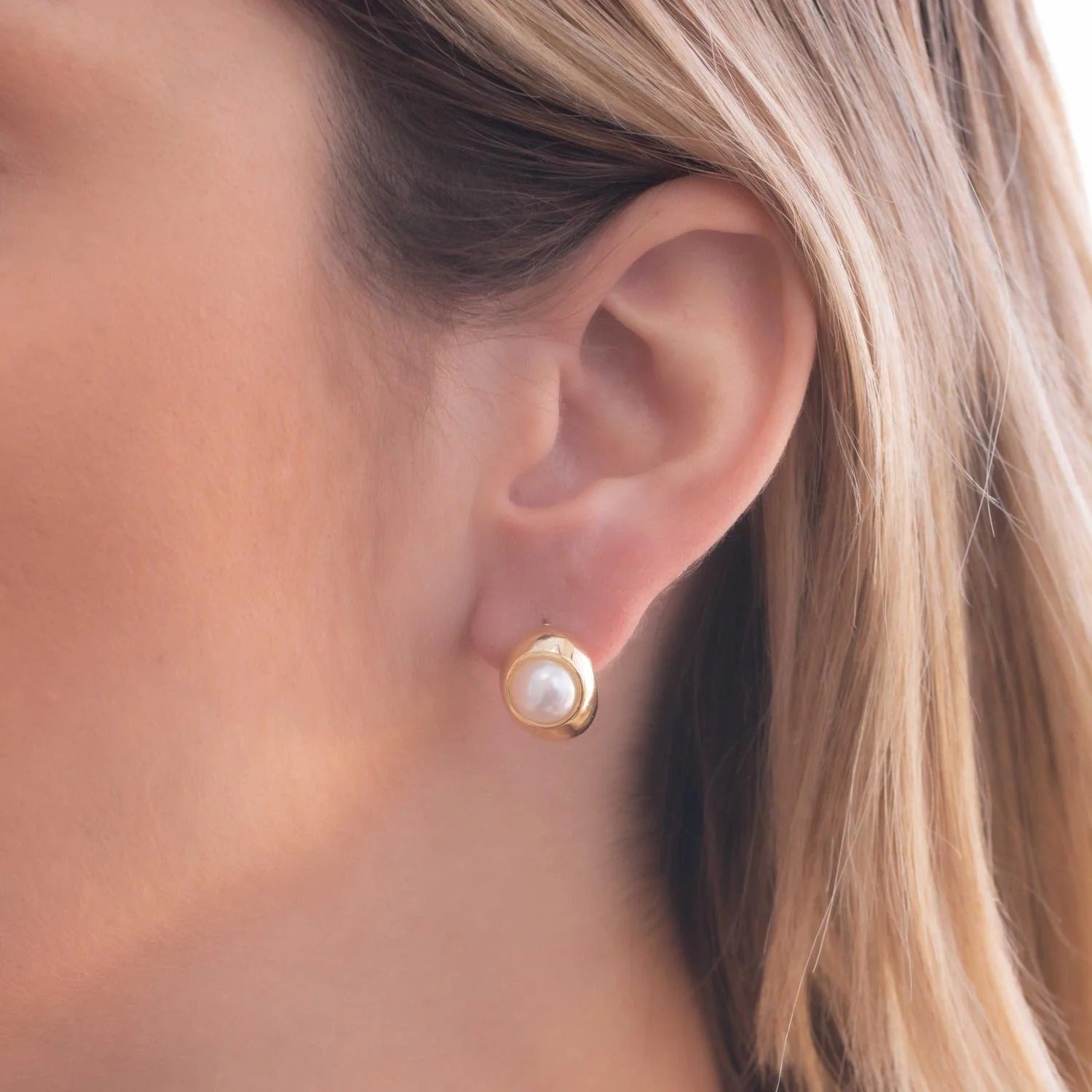 Brinco meia gota com pérola