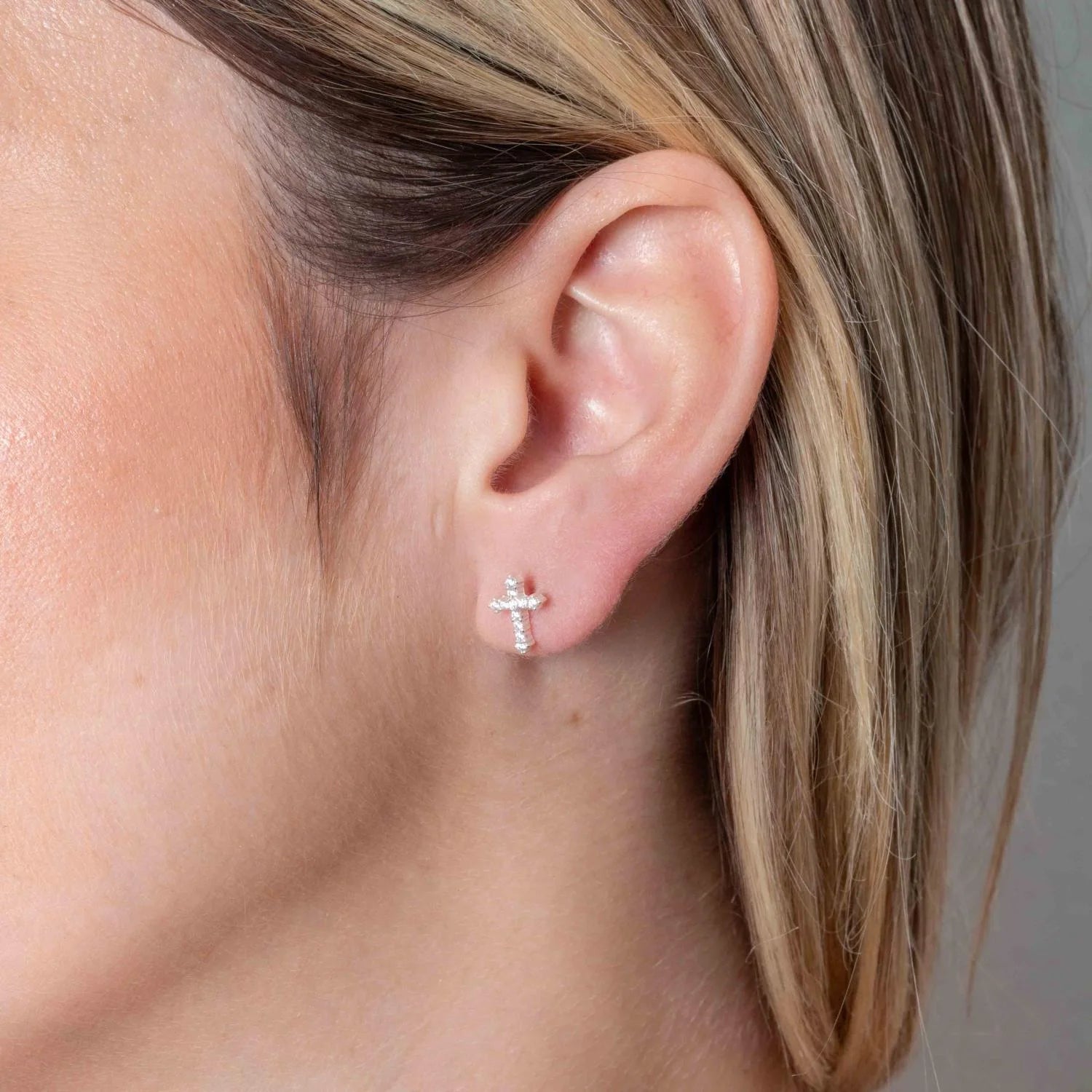 Brinco minimalista cruz