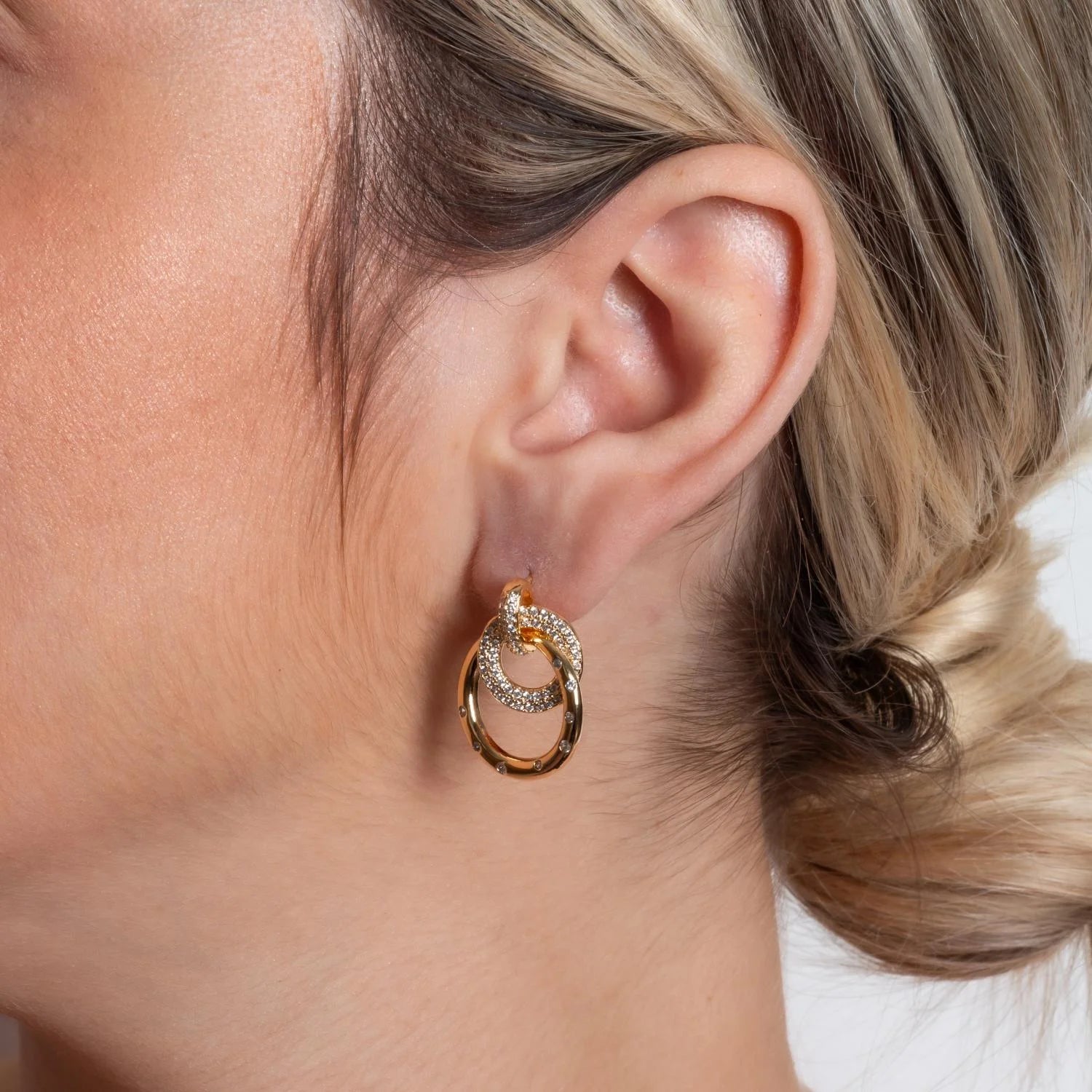 Brinco entrelaço cravejado